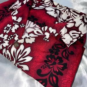 Hawaii themed button up🤍